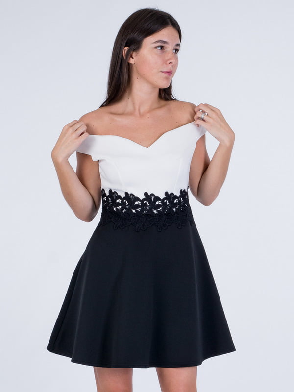 Платье с открытыми плечами черно-белое | 6443455