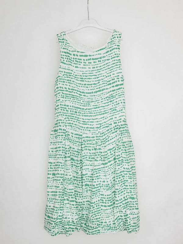 Платье бело-зеленое с принтом | 6536549