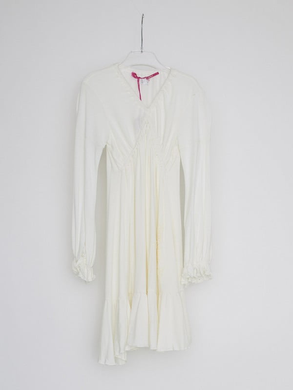 Сукня білого кольору з оборкою по поділу | 6539756