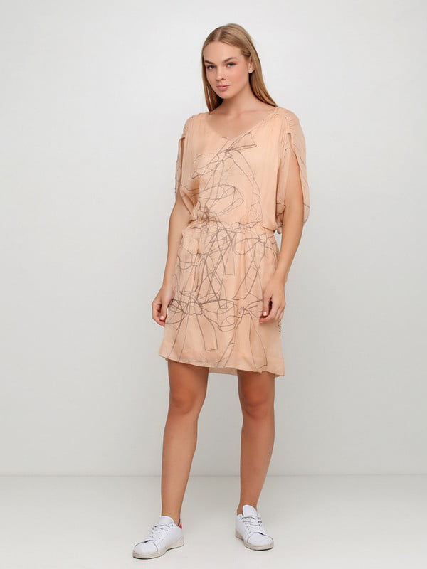 Сукня персикового кольору з абстрактним принтом | 6545217