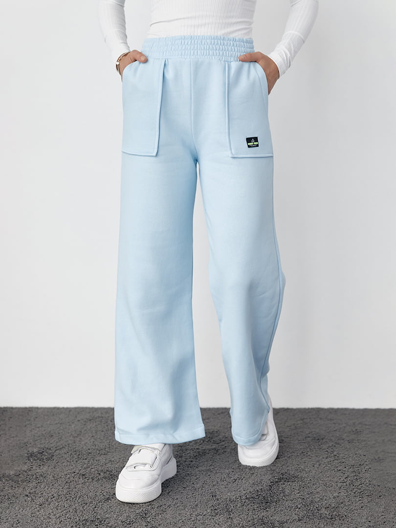 Трикотажные штаны голубые на флисе с накладными карманами | 6547818