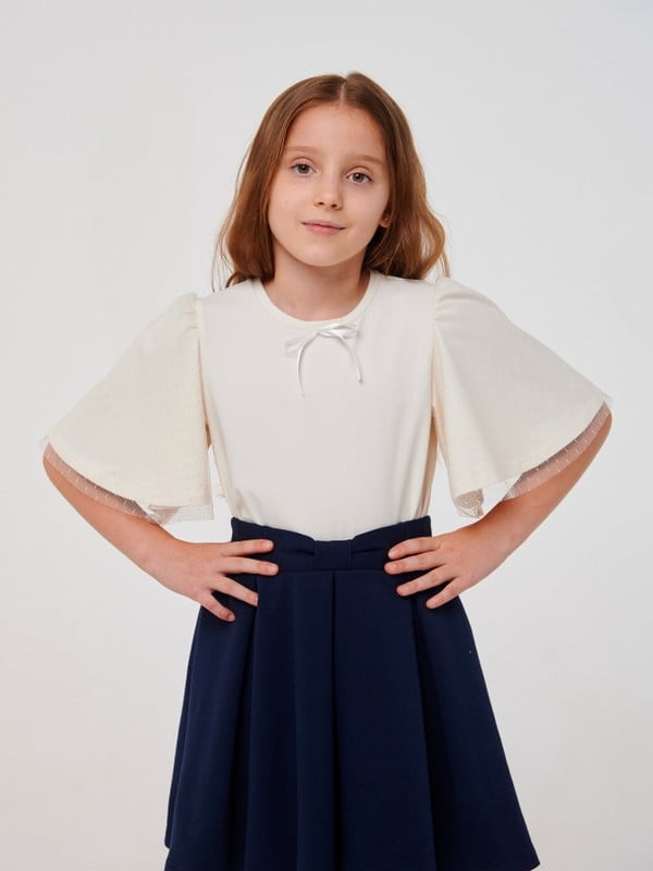 Блуза молочного цвета  с рукавами воланами, украшенными евросеткой | 6618577