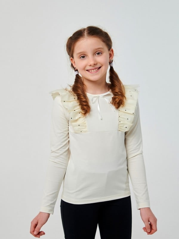 Блуза молочного цвета, украшенная кружевом и атласным бантиком | 6618849