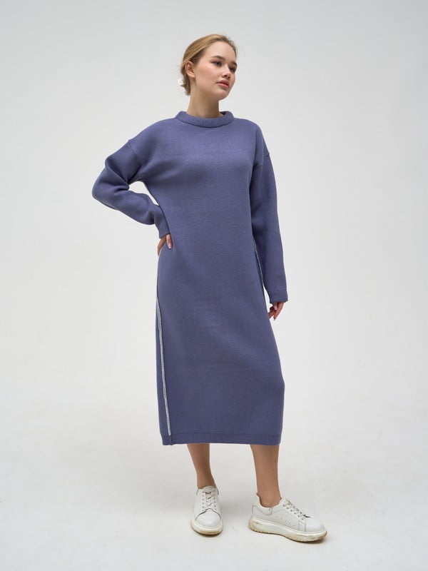Вязаное платье свинцового цвета с декоративными полосками по боковым швам и рукавам | 6627850