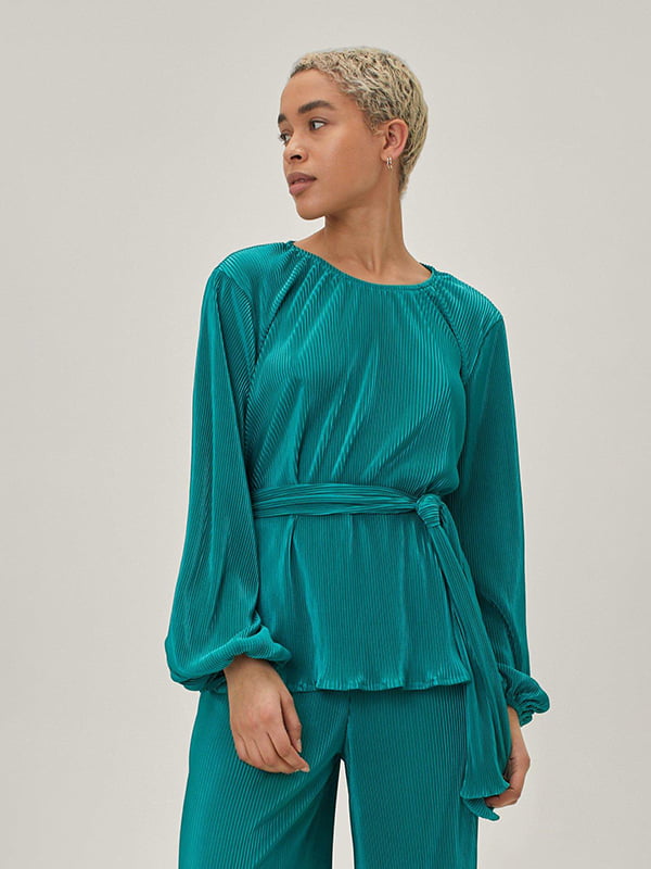 Зеленая блузка-плиссе с длинным свободным рукавом | 6630977