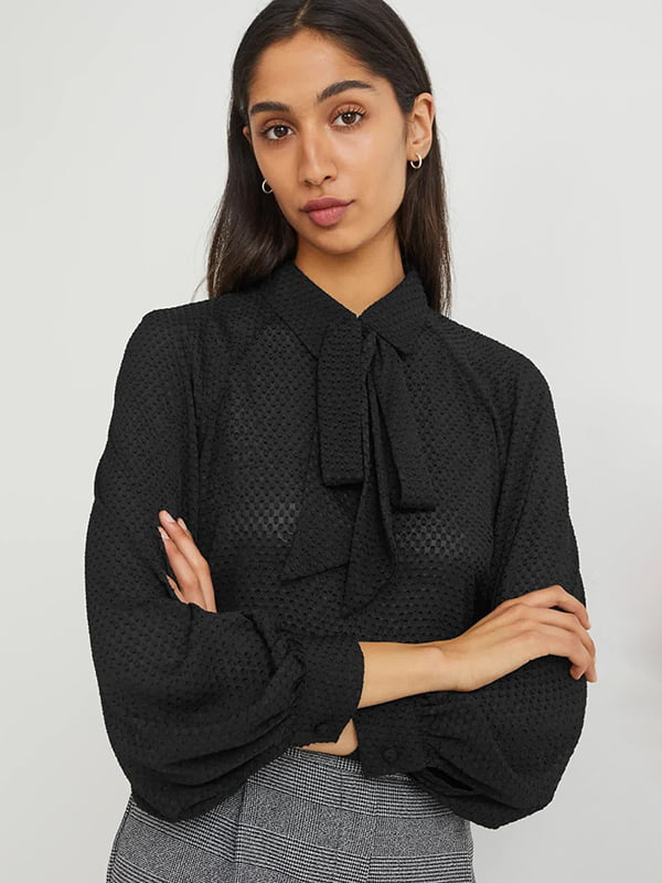 Черная фактурная блуза с воротником-завязкой | 6631309
