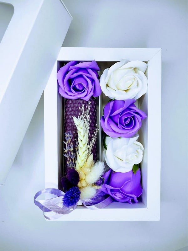 Подарунковий набір фіолетовий: свічка ручної роботи та мильні троянди | 6651814