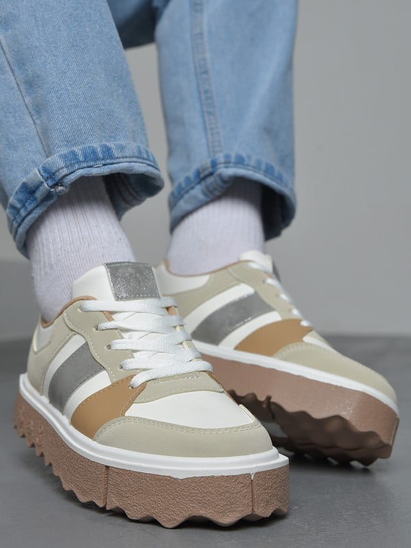 Кроссовки бело-коричневого цвета на шнуровке | 6687231