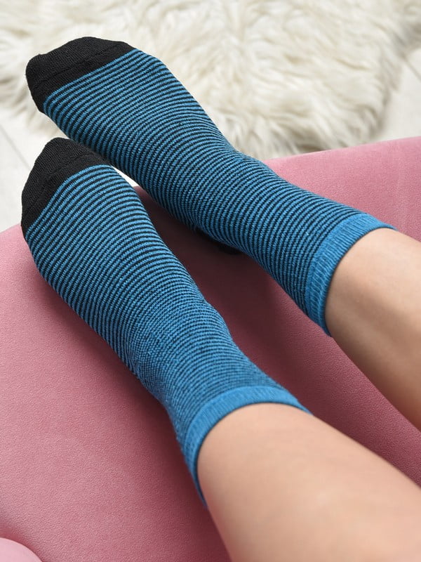 Шкарпетки махрові чорного кольору в блакитну смужку | 6687535