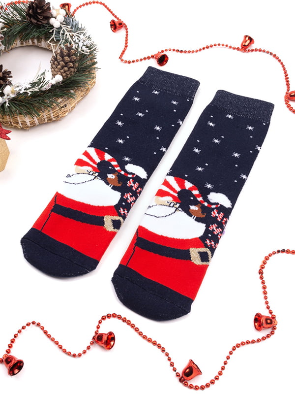 Махровые новогодние носки темно-синего цвета с принтом “Дед Мороз с птичкой” | 6698203