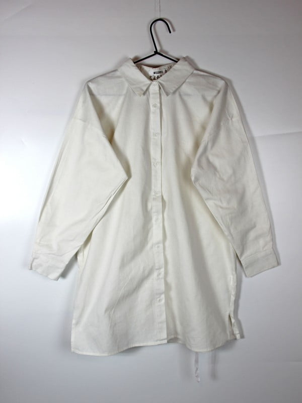 Біла подовжена сорочка з цупкої бавовняної тканини | 6698819