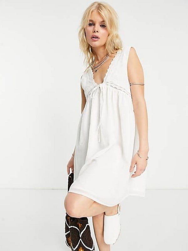 Белое свободное мини-платье, украшенное кружевной отделкой | 6698877