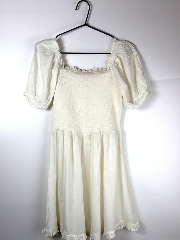 Платье А-силуэта молочного цвета, украшенное оборками | 6699840