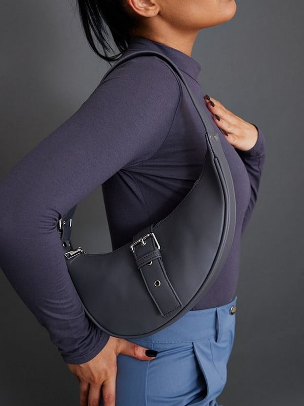 Темно-сіра асиметрична сумка з фурнітурою сріблястого кольору | 6700161
