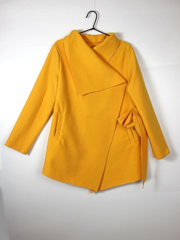Пальто жовте з асиметричною застібкою та коміром | 6700192