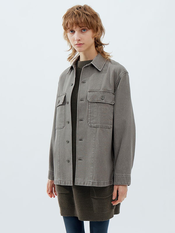 Джинсова куртка-сорочка сірого кольору на ґудзиках, акцентована накладними кишенями | 6729774