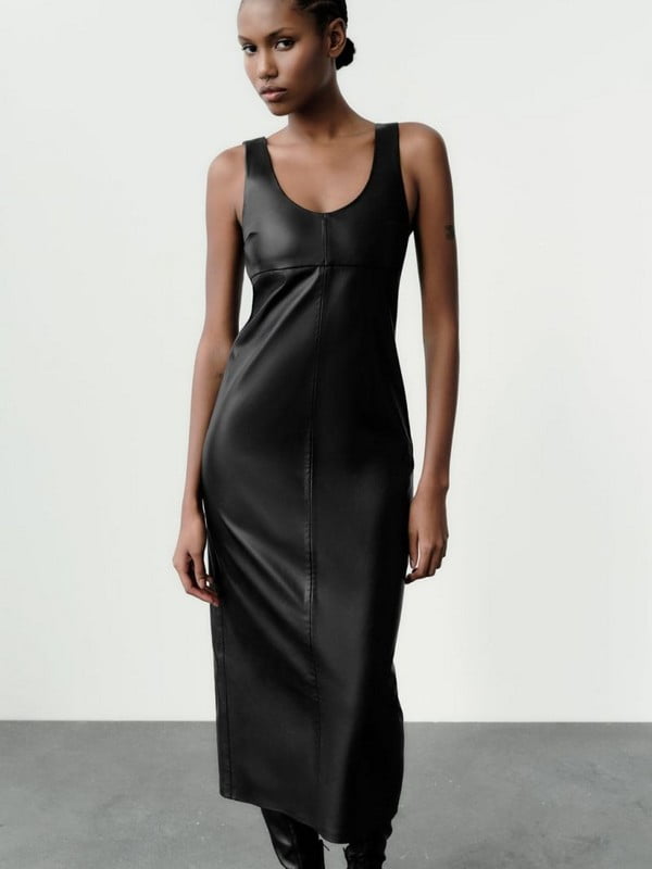 Чорна сукня-міді з екошкіри прямого силуету, що облягає. | 6729805
