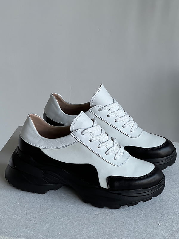 Шкіряні білі кросівки з чорними вставками на масивній підошві | 6730509
