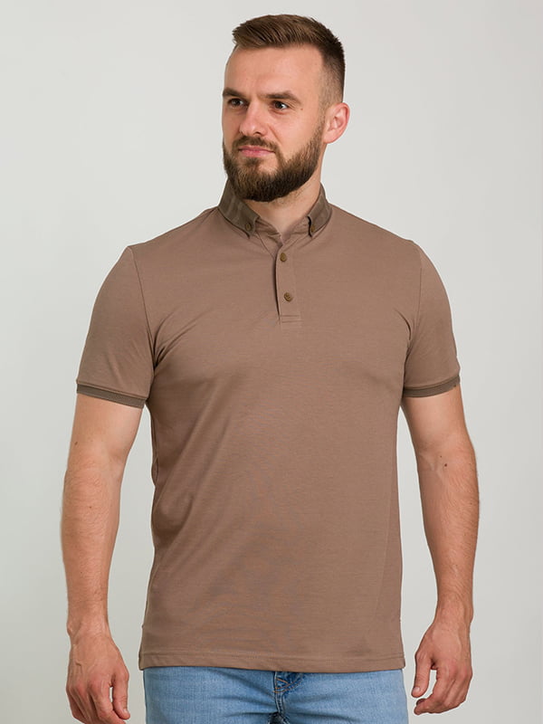 Базовая коричневая футболка-поло с узором на воротнике | 6728345