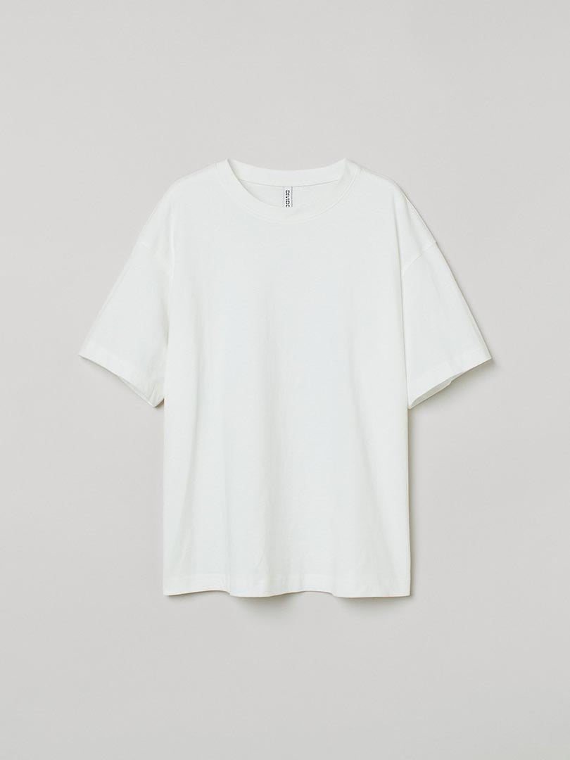 Белая футболка из мягкого трикотажа с заниженной линией плеч | 6735585