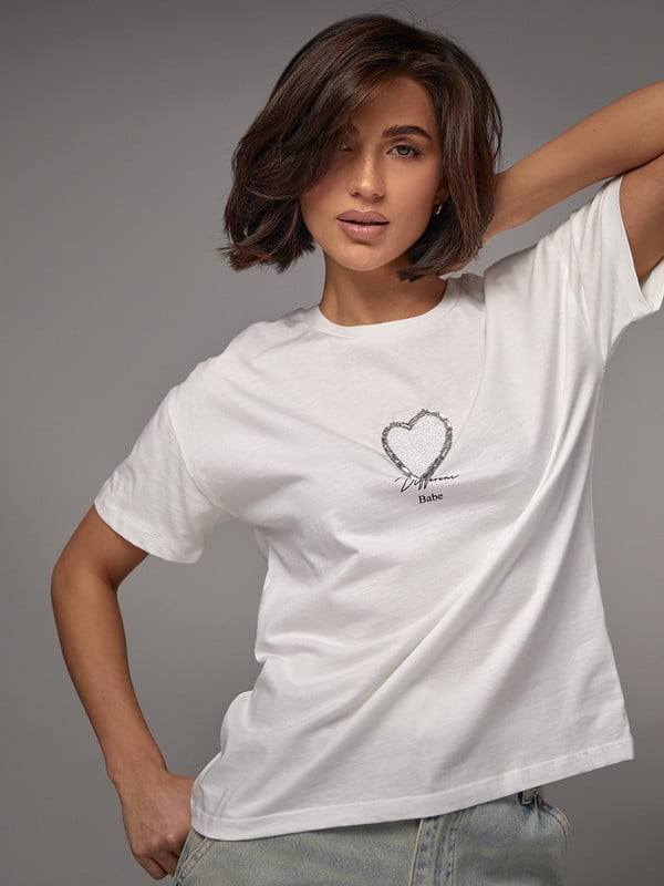 Біла футболка, прикрашена серцем з бісеру та страз | 6736035