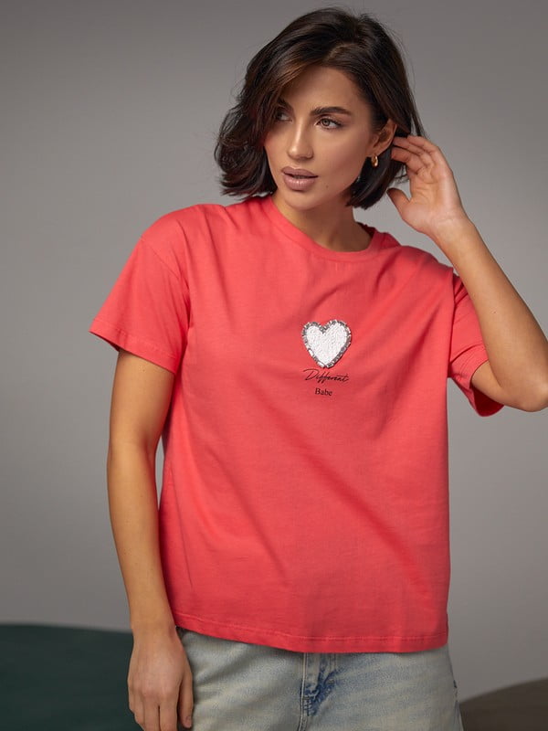 Коралловая футболка, украшенная сердцем из бисера и страз | 6736036