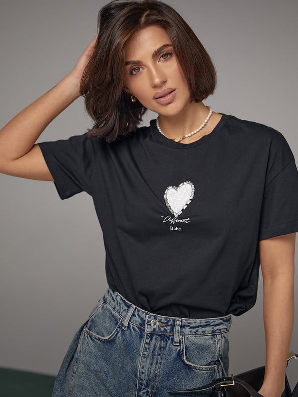 Чорна футболка, прикрашена серцем з бісеру та страз | 6736039