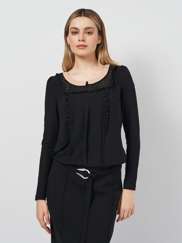 Блуза черная с декоративным воротник и рюшами | 6684652