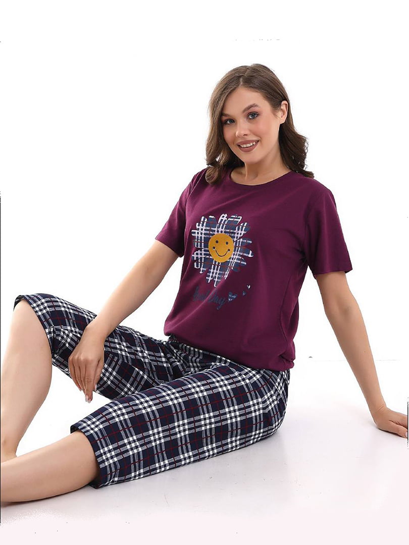 Трикотажна піжама: футболка і капрі | 6737751