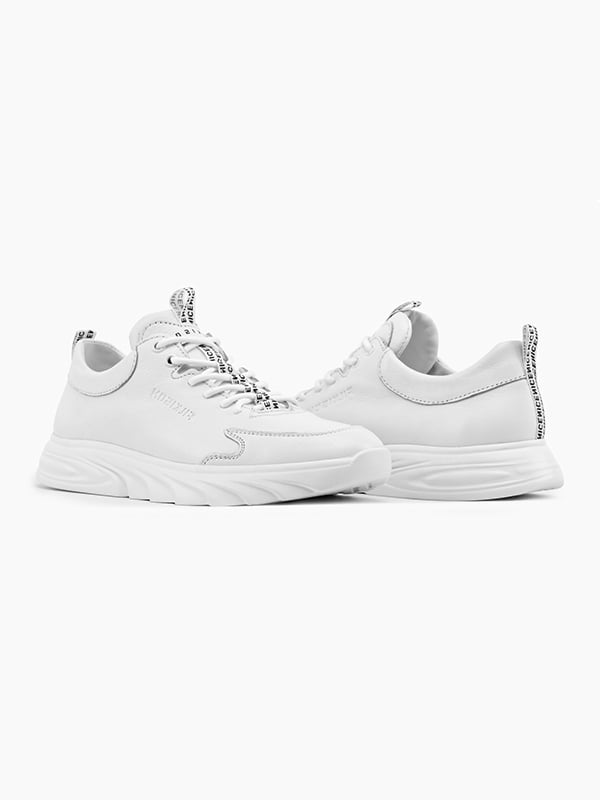 Кросівки білого кольору з логотипом бренду збоку | 6746881