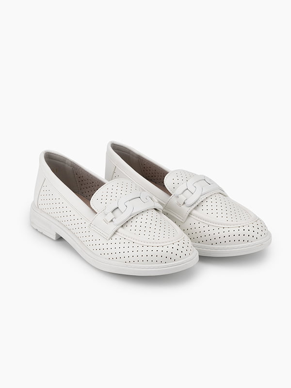 Перфоровані білі туфлі-лофери | 6745111