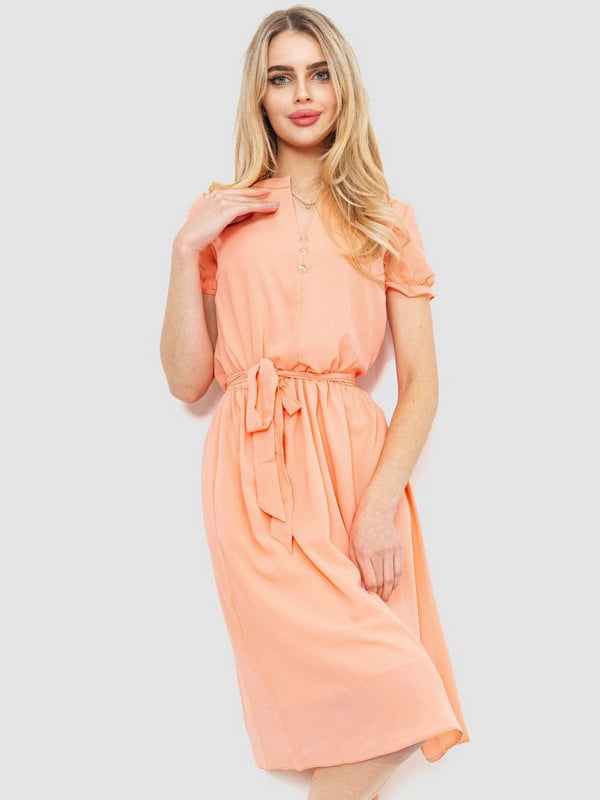 Нежное платье на поясе персикового цвета | 6617696