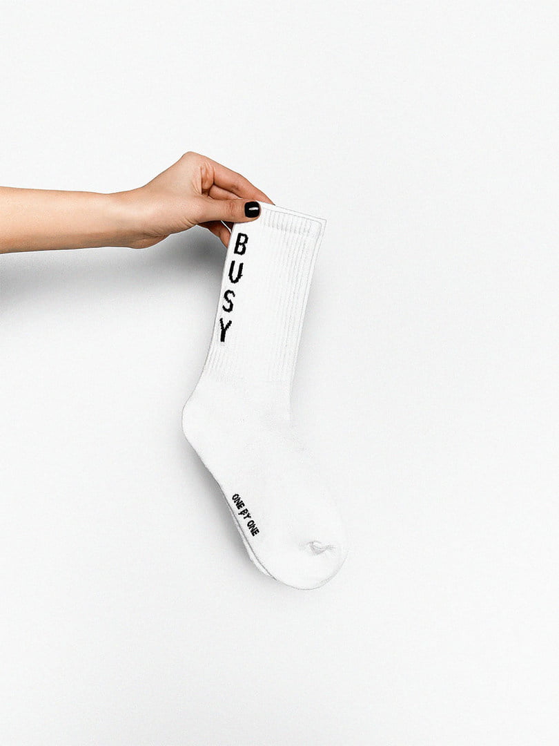 Шкарпетки білого кольору з принтом “BUSY” | 6775269