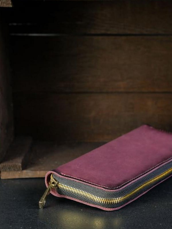 Шкіряний гаманець фіолетового кольору на круговій блискавці | 6798541