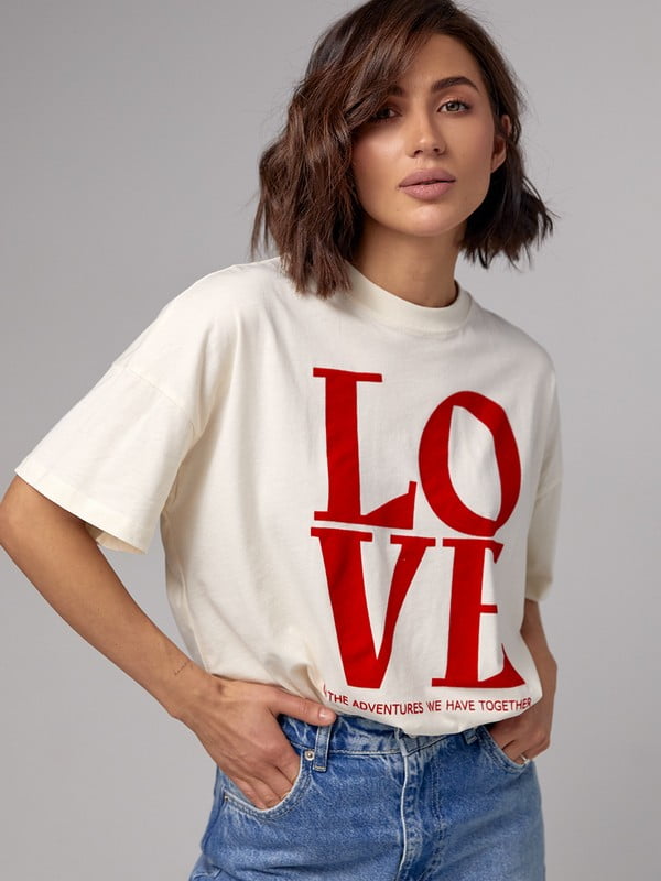 Бавовняна футболка кремового кольору з написом Love | 6806172