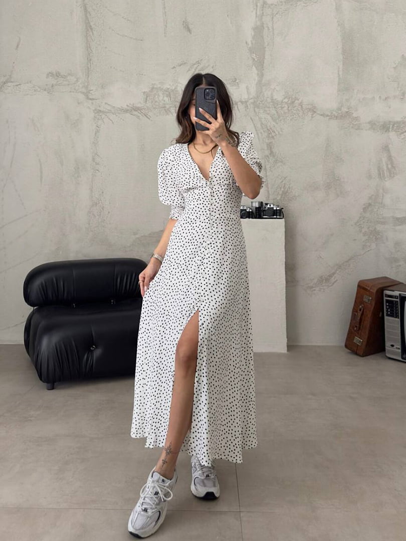 Вільна біла сукня-максі в горошок з розрізом спереду | 6820528