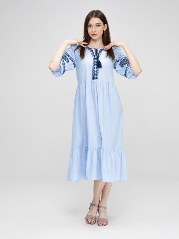 Синя вишита сукня, прикрашена орнаментом | 6829619