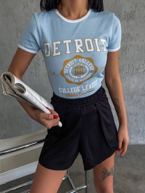 Трикотажна блакитна футболка з Detroit | 6846407