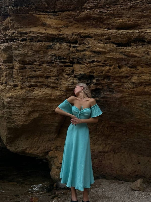 Муслінова розкльошена сукня м’ятного кольору з відкритими плечима | 6846909