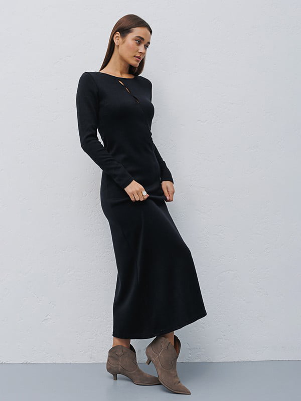 Трикотажное черное платье-макси с вырезами на лифе | 6853108
