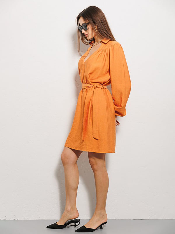 Свободное оранжевое платье со сборками на лифе | 6853137