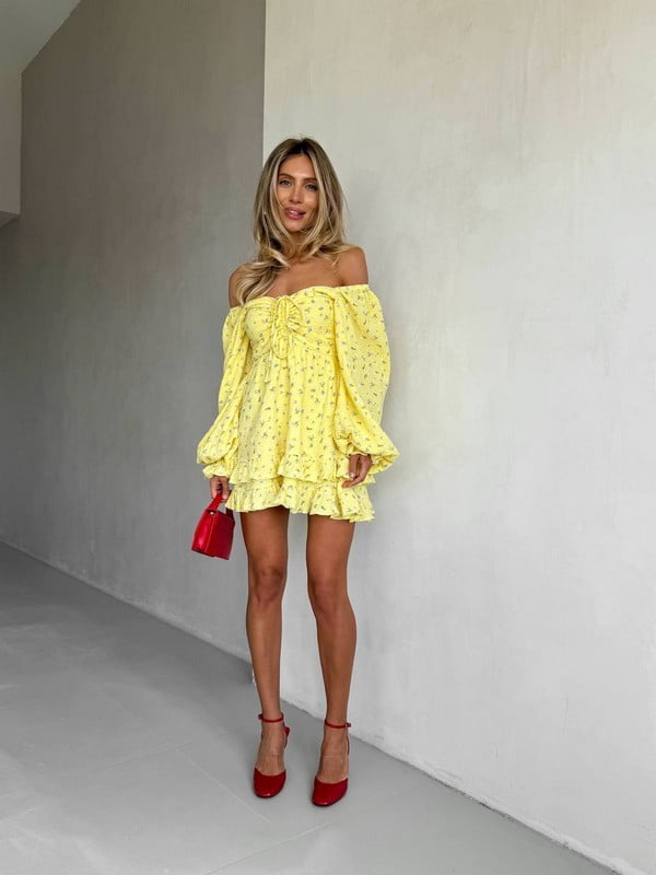 Жовта сукня міні з мусліну в квітковий принт з регульованою збіркою на грудях та широкими об”ємними рукавами | 6858665