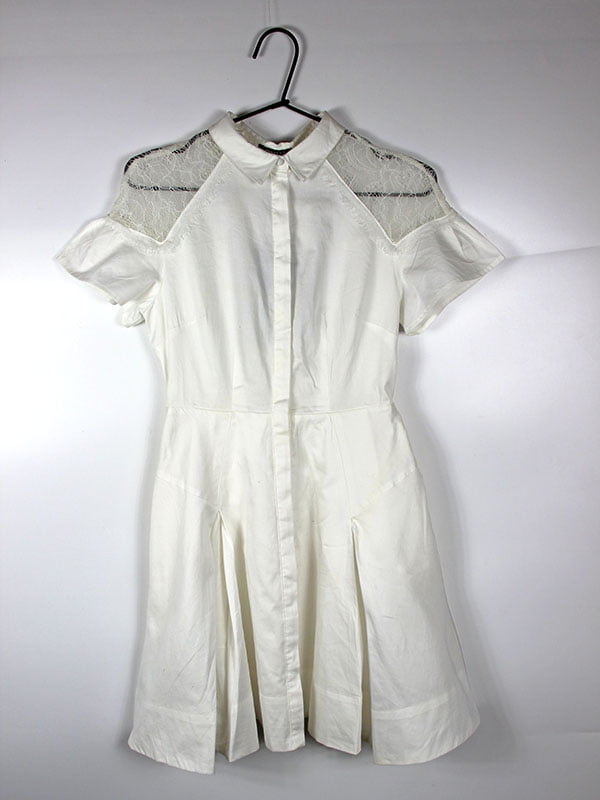Біла коротка сукня, декорована мереживом | 6863444