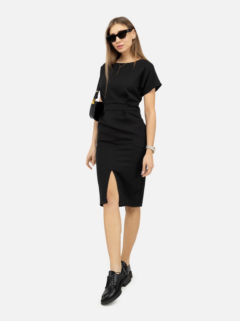 Чорна сукня-футляр з коротким рукавом та розрізом | 6872027