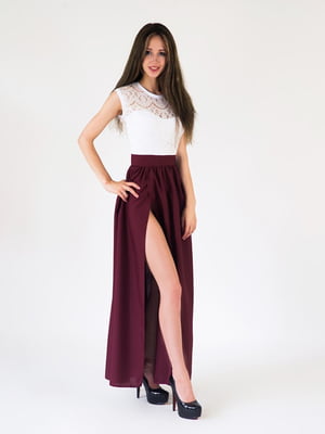 Сукня-максі біло-бордова з вирізом | 5035093