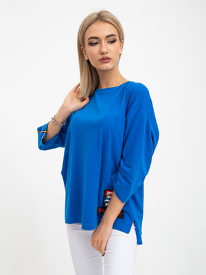 Блуза цвета электрик с декором | 5415793