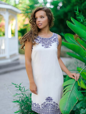 Платье пляжное бело-голубого цвета с орнаментом | 5601604