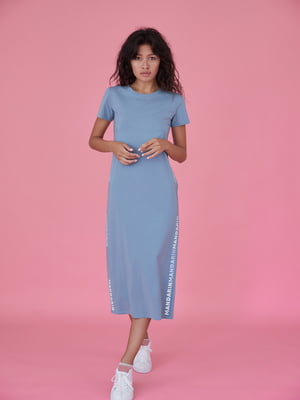 Сукня блакитного кольору з написом | 5701467