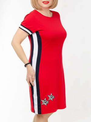 Сукня червоного кольору з лампасами і декором | 5609167