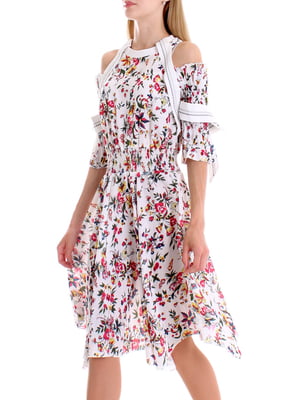 Платье А-силуэта белое в цветочный принт | 5938222